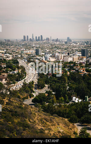 Blick auf die Skyline von Los Angeles aus der Hollywood Bowl Overlook am Mulholland Drive, in Los Angeles, Kalifornien. Stockfoto