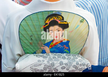 Mädchen tragen traditionelle Kimonos und ein Fan mit Dame im Kimono, Kyoto, Japan Stockfoto