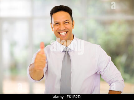 Porträt der schönen Reifen Geschäftsmann Daumen aufgeben Stockfoto