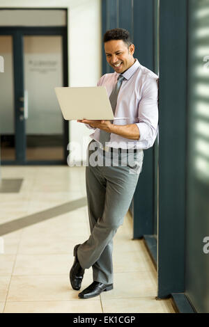 moderne Business-Mann mit Laptop-Computer im Büro Stockfoto