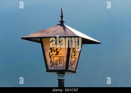 Laterne auf der Brücke, Gujo Hachiman, Gifu Präfektur, Japan Stockfoto