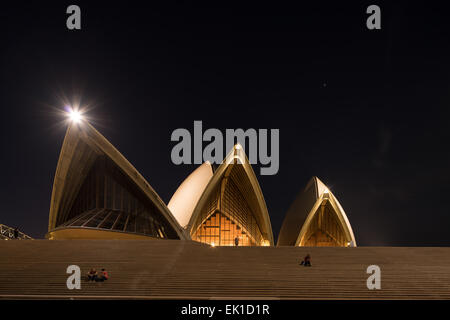 Sydney Opera House in der Nacht, entworfen vom Architekten Jørn Utzon. Stockfoto