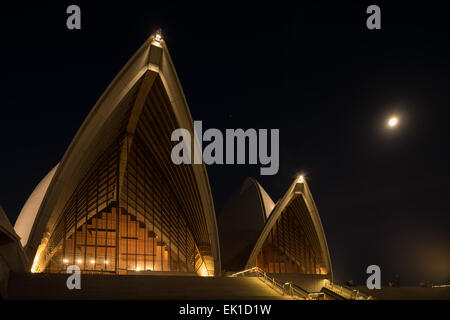 Sydney Opera House in der Nacht, entworfen vom Architekten Jørn Utzon. Stockfoto