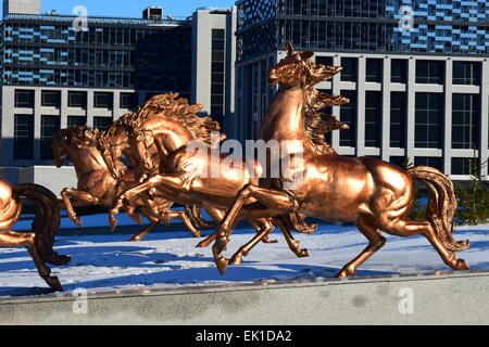 Bronze Skulpturen von Pferden ausgeführt - in der Nähe von New Opera House in Astana, Kasachstan Stockfoto