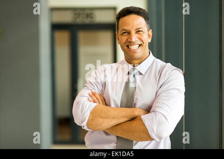 gut aussehend Geschäftsmann in die Kamera schaut Stockfoto