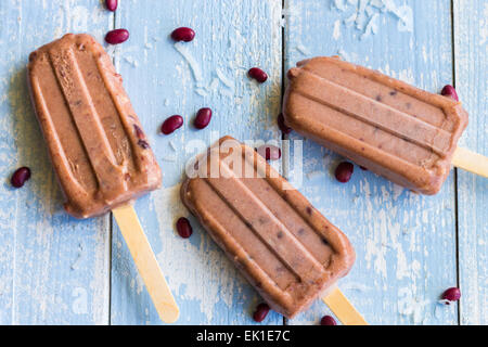 Hawaiian Eis am Stiel gemacht mit Kokosnuss rasiert und gesüßt Adzuki Bohnen Stockfoto