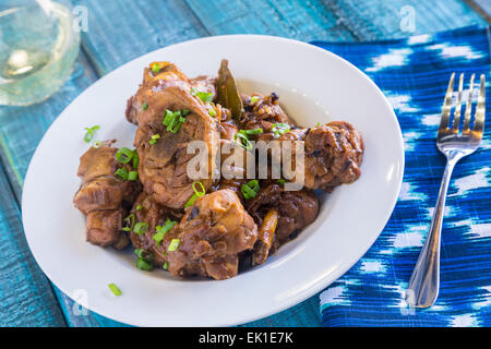 Hähnchenschenkel mariniert und in Adobo Sauce gekocht Stockfoto