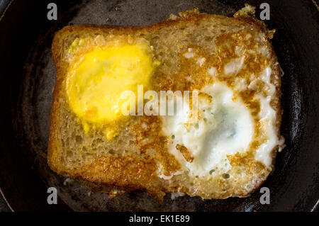 Toast mit Rührei in einer Pfanne auf beiden Seiten gebraten Stockfoto