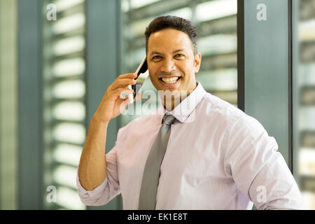 Porträt des mittleren Alter Unternehmer telefonieren mit Handy Stockfoto