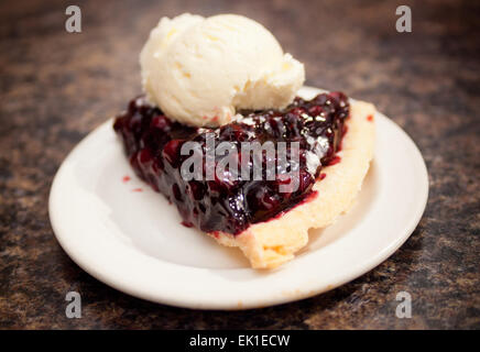 Eine Scheibe von Saskatoon Berry Pie und einer Kugel Vanille-Eis aus der Beere Scheune in Saskatoon, Saskatchewan, Kanada. Stockfoto