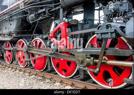 unteren Teil der Lok auf die Gleise hautnah Stockfoto
