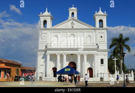 Kirche in den wichtigsten Platz von Suchitoto, einer kleinen Stadt beliebt bei Touristen in El Salvador. Stockfoto