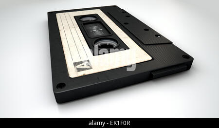 Eine Nahaufnahme einer schwarzen Vintage Audio-Kassette mit einem weißen Aufkleber auf einem isolierten weißen Hintergrund Stockfoto