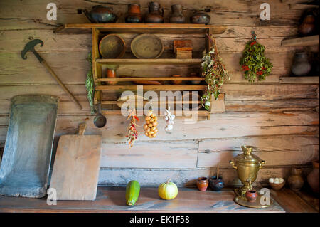 Küche im Haus eines armen Bauern im altrussischen Stil Stockfoto
