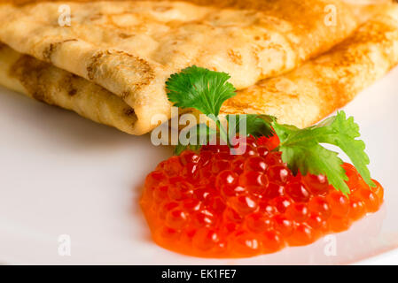 roter Kaviar und Pfannkuchen zum Frühstück Stockfoto