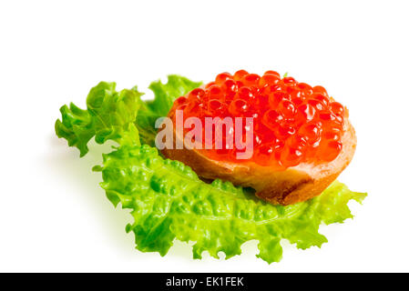 Sandwich mit rotem Kaviar isoliert auf weißem Hintergrund Stockfoto