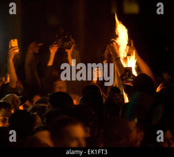 Wisconsin, USA. 5. April 2015. Universität von Kentucky Wildcats Fans brennen Trümmer auf der State Street nach ihrem Team 71-64-Niederlage gegen die University of Wisconsin Dachse während das Final Four Halbfinale der NCAA Männer Basketball-Turnier Ende Samstag, April ist 4, 2015 in Lexington, KY, USA. UK beendete die Saison mit einem 38: 1-Rekord, zwei Siege hinter einen nationalen Titel und eine perfekte Saison ungeschlagen. (Apex MediaWire Foto von Billy Suratt) Bildnachweis: Apex MediaWire/Alamy Live-Nachrichten Stockfoto