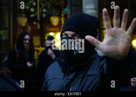 London, UK, 4. April 2015. Antifaschistischen Block Montage am Trafalgar Square marschieren dann zum Whitehall Gegenangriff mit der englischen Version von Pegida, die Anti-Islambewegung, die in Deutschland entstanden, sondern waren durch eine größere Anti-rassist Protest inszeniert von den Vereinen gegen Faschismus (UAF) Gruppe dagegen... . Foto: siehe Li Stockfoto