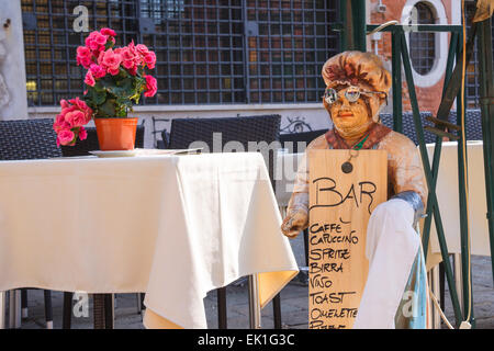 Venedig, Italien - 06.Mai 2014: Mannequin einladende Koch in ein Café im Freien, Venedig, Italien Stockfoto