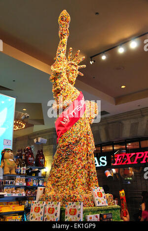 Las Vegas, Nevada, USA - 21. Oktober 2013: Freiheitsstatue aus Schokolade ist in New York - New York Hotel and Casino in Las Vegas. Das Hotel wurde 1997 eröffnet. Der Innenraum ist eine Kopie der Straßen von New York Stockfoto