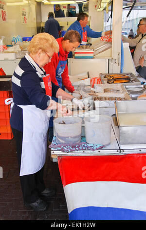 Dordrecht, Niederlande - 28 September: Arbeiter bis Fisch zum Verkauf auf einen Markt am 28. September 2013 in Dordrecht, Niederlande Stockfoto