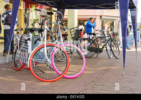 Dordrecht, Niederlande - 28 September: Fahrräder und Leute auf der Straße, am 28. September 2013 in Dordrecht, Niederlande Stockfoto