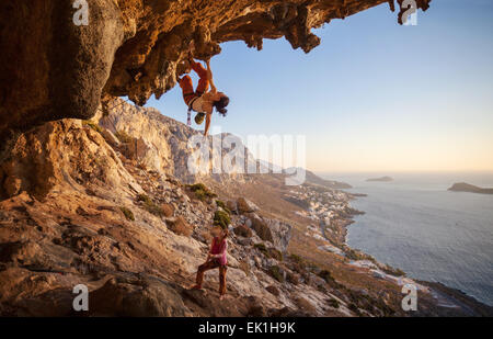 Junge Frau Vorstieg entlang eines Daches in Höhle mit schöner Aussicht im Hintergrund Stockfoto