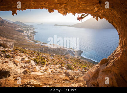 Männliche Kletterer Klettern auf einem Dach in einer Höhle. Kalymnos Insel, Griechenland. Stockfoto