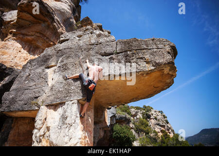 Männliche Kletterer Klettern auf einer Klippe Stockfoto