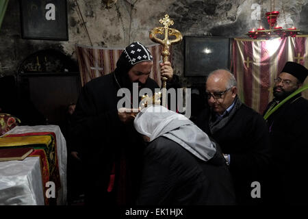 Syrisch-orthodoxe Geistliche nehmen am Samstag an der Lazarus-Zeremonie in der syrisch-orthodoxen Kapelle des heiligen Josef von Arimathea und des heiligen Nikodemus in der Grabeskirche in der Altstadt von Jerusalem am 4. April 2015 Teil. Der Lazarus-Samstag in der Ostorthodoxen Kirche ist ein österliches Fest am Vortag des Palmsonntages, mit dem er liturgisch verbunden ist. Stockfoto