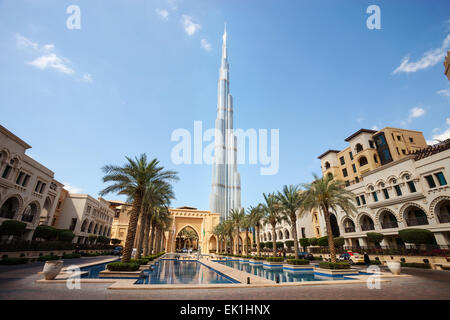 DUBAI, Vereinigte Arabische Emirate - 24. Februar - Downtown Dubai mit Burj Khalifa im Hintergrund, das höchste Gebäude der Welt, 829,8 m hoch. Stockfoto