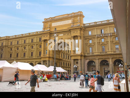 Florenz, Italien - Mai 08, 2014: Touristen auf der Piazza della Repubblica, einem der wichtigsten Plätze in Florenz, Italien Stockfoto