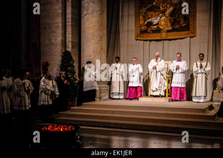 Vatikan-Stadt. 4. April 2015. Vatikan Papst Francis Easter Vigil Credit: Wirklich einfach Star/Alamy Live-Nachrichten Stockfoto