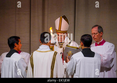 Vatikan-Stadt. 4. April 2015. Vatikan Papst Francis Easter Vigil Credit: Wirklich einfach Star/Alamy Live-Nachrichten Stockfoto