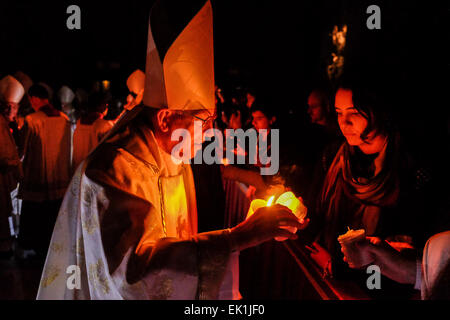 Vatikan-Stadt. 4. April 2015. Vatikan Papst Francis Easter Vigil Credit: Wirklich einfach Star/Alamy Live-Nachrichten Stockfoto