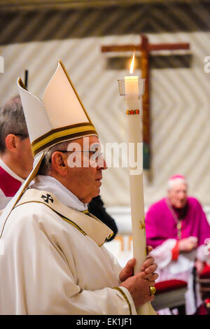 Vatikan-Stadt. 4. April 2015. Vatikan Papst Francis Easter Vigil Credit: Wirklich einfach Star/Alamy Live-Nachrichten Stockfoto