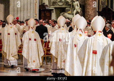 Vatikan-Stadt. 4. April 2015. Vatikan Papst Francis Easter Vigil Credit: Wirklich einfach Star/Alamy Live-Nachrichten Stockfoto