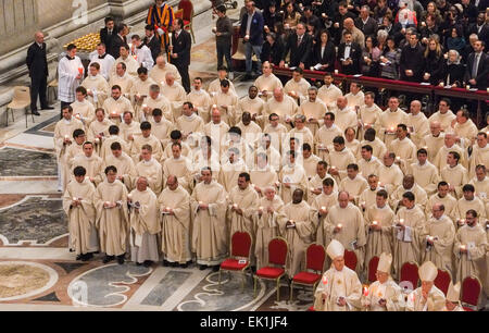 Vatikan-Stadt. 4. April 2015. Vatikan Papst Francis Easter Vigil Credit: Wirklich einfach Star/Alamy Live-Nachrichten Stockfoto