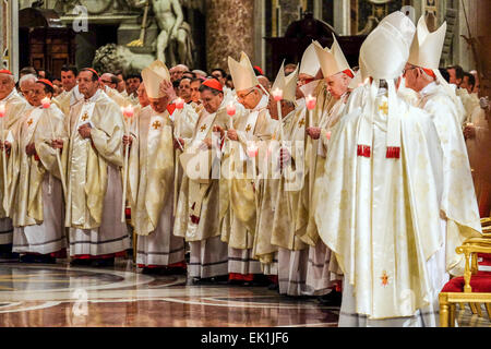 Vatikan-Stadt. 4. April 2015. Vatikan Papst Francis Easter Vigil Credit: Wirklich einfach Star/Alamy Live-Nachrichten Stockfoto