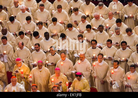 Vatikan-Stadt. 4. April 2015. Vatikan Papst Francis Easter Vigil Credit: Wirklich einfach Star/Alamy Live-Nachrichten Stockfoto