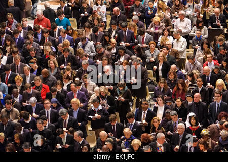 Vatikan-Stadt. 4. April 2015. Vatikan Papst Francis Easter Vigil Credit: Wirklich einfach Star/Alamy Live-Nachrichten Stockfoto