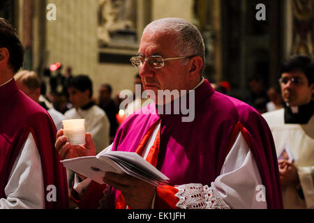 Vatikan-Stadt. 4. April 2015. Vatikan Papst Francis Easter Vigil Credit: Wirklich einfach Star/Alamy Live-Nachrichten Stockfoto