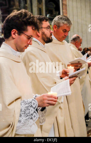 Vatikan-Stadt. 4. April 2015. Vatikan Papst Francis Easter Vigil Credit: Wirklich einfach Star/Alamy Live-Nachrichten Stockfoto