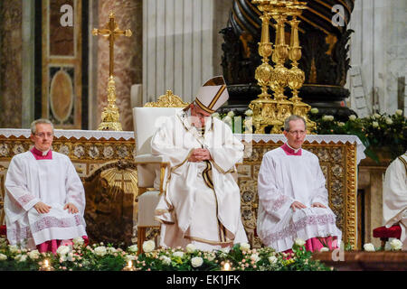 Vatikan-Stadt. 4. April 2015. Vatikan Papst Francis Easter Vigil Credit: Wirklich einfach Star/Alamy Live-Nachrichten Stockfoto