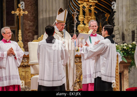 Vatikan-Stadt. 4. April 2015. Vatikan Papst Francis Easter Vigil Credit: Wirklich einfach Star/Alamy Live-Nachrichten Stockfoto