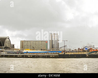 Amsterdam, Niederlande - 18 Februar 2012: Damm und dem Bahnhof in Amsterdam. Niederlande Stockfoto