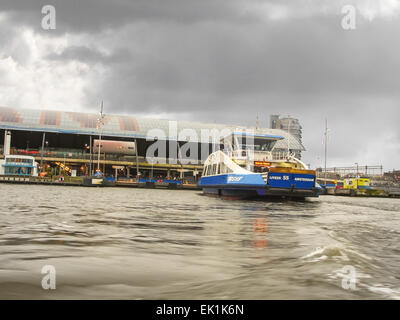 Amsterdam, Niederlande - 18 Februar 2012: Damm und dem Bahnhof in Amsterdam. Niederlande Stockfoto