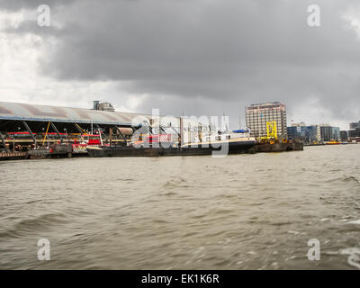 Amsterdam, Niederlande - 18 Februar 2012: Damm und dem Bahnhof in Amsterdam. Niederlande Stockfoto