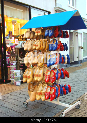 GORINCHEM, Niederlande - 16. Februar 2012: Verkauf von nationalen Schuhen in der niederländischen Stadt Gorinchem Stockfoto