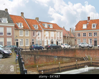 Heusden, Niederlande - 18 Februar 2012: Autos auf einem Pier in der niederländischen Stadt Pulheim. die Stadt in der Provinz Nordbrabant befindet. Stockfoto